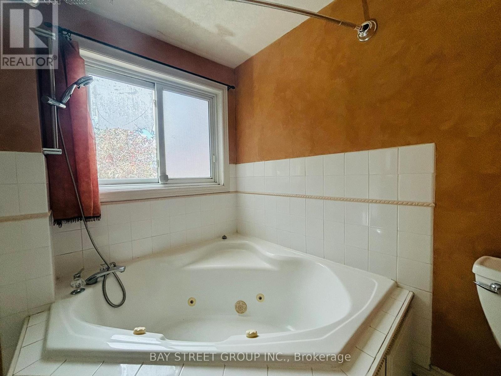 327 Cornridge Place, Waterloo, Ontario  N2T 2N2 - Photo 4 - X12445544