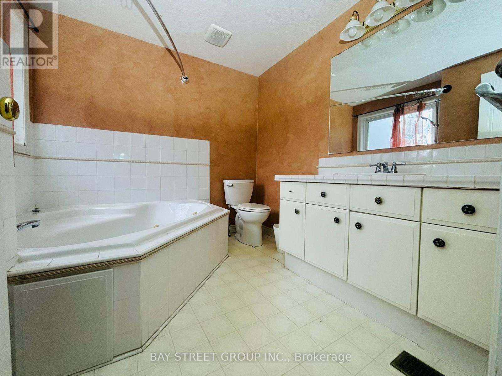 327 Cornridge Place, Waterloo, Ontario  N2T 2N2 - Photo 5 - X12445544