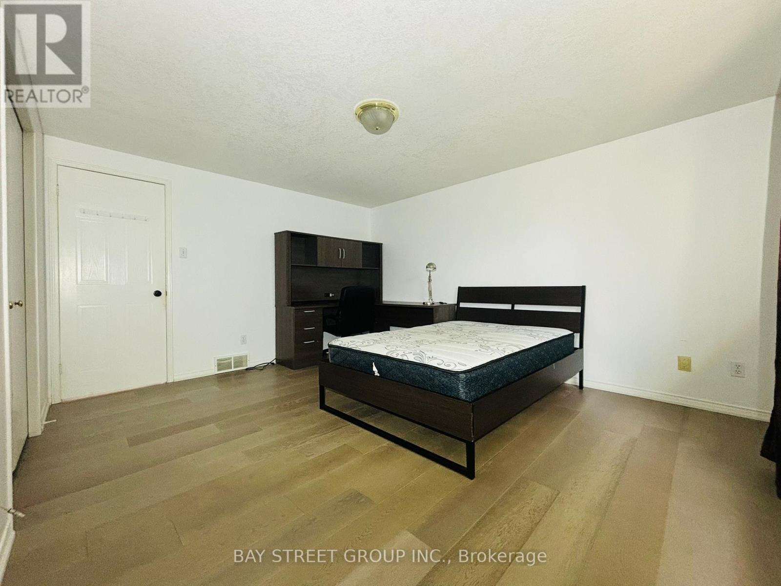 327 Cornridge Place, Waterloo, Ontario  N2T 2N2 - Photo 6 - X12445544