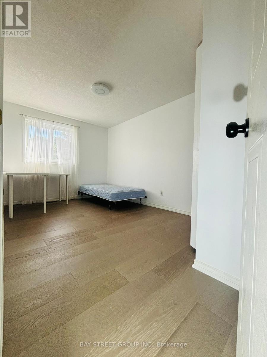 327 Cornridge Place, Waterloo, Ontario  N2T 2N2 - Photo 9 - X12445544