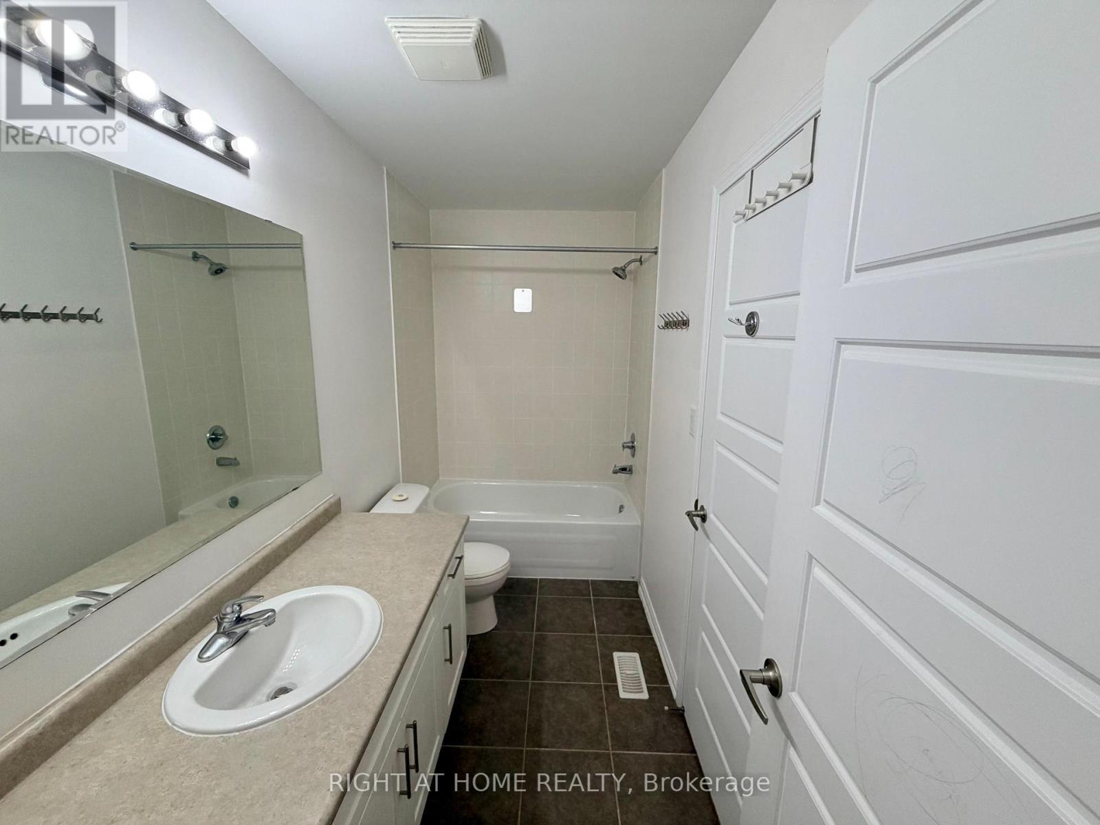 19 Klemscott Road, Brampton, Ontario  L7A 0P5 - Photo 11 - W12401947