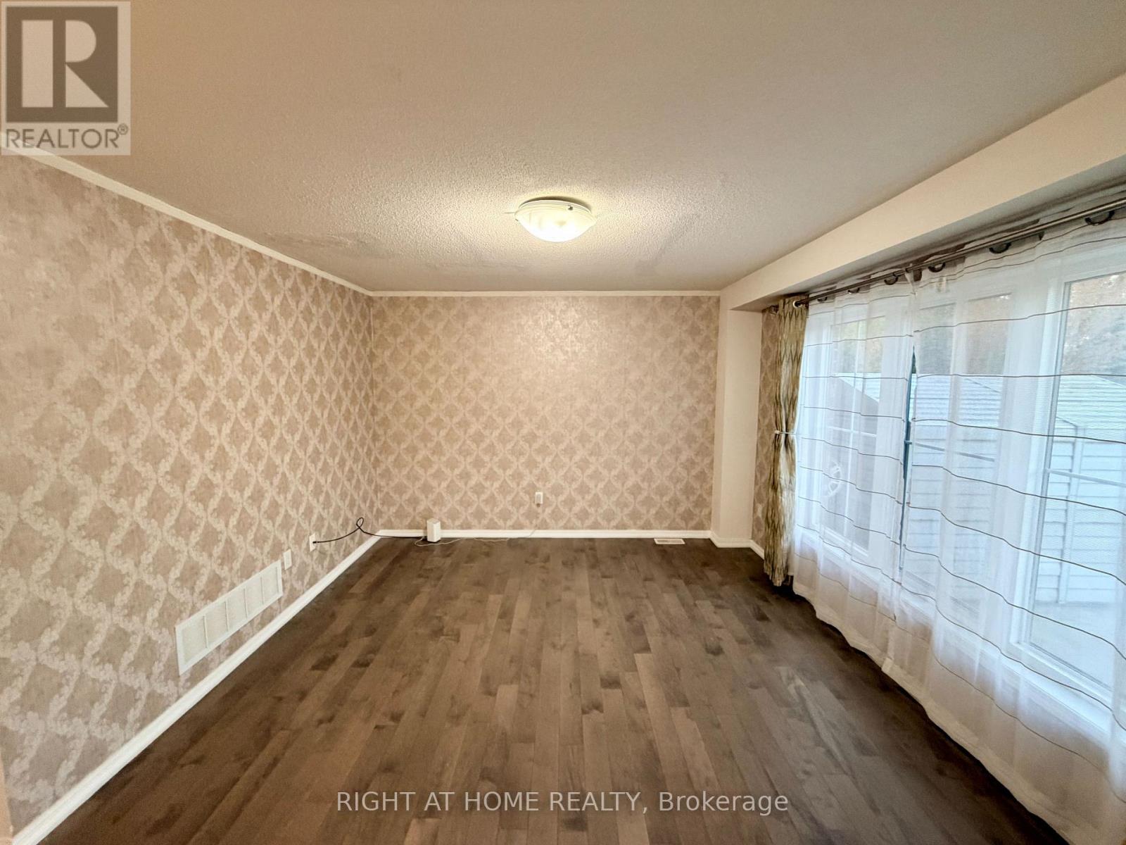 19 Klemscott Road, Brampton, Ontario  L7A 0P5 - Photo 4 - W12401947