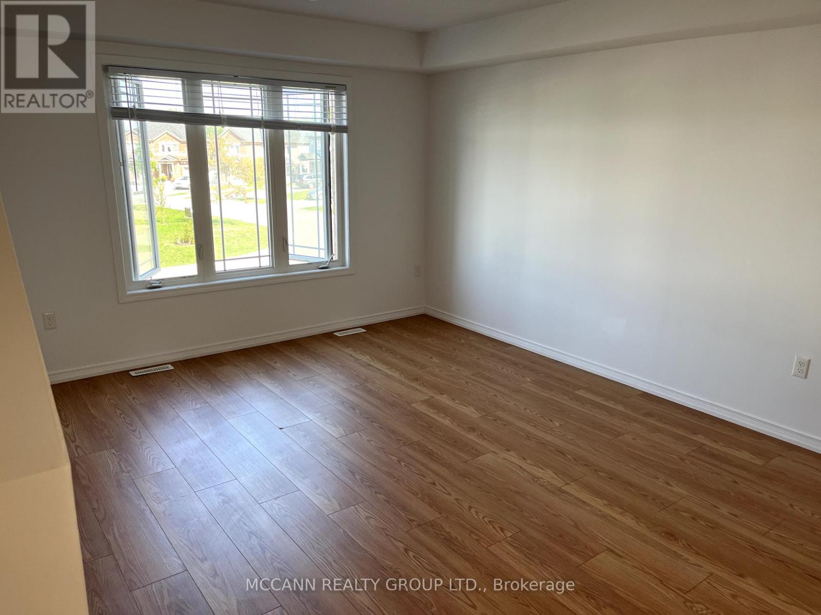 79 Franks Way, Barrie, Ontario  L4N 3J1 - Photo 5 - S12388365