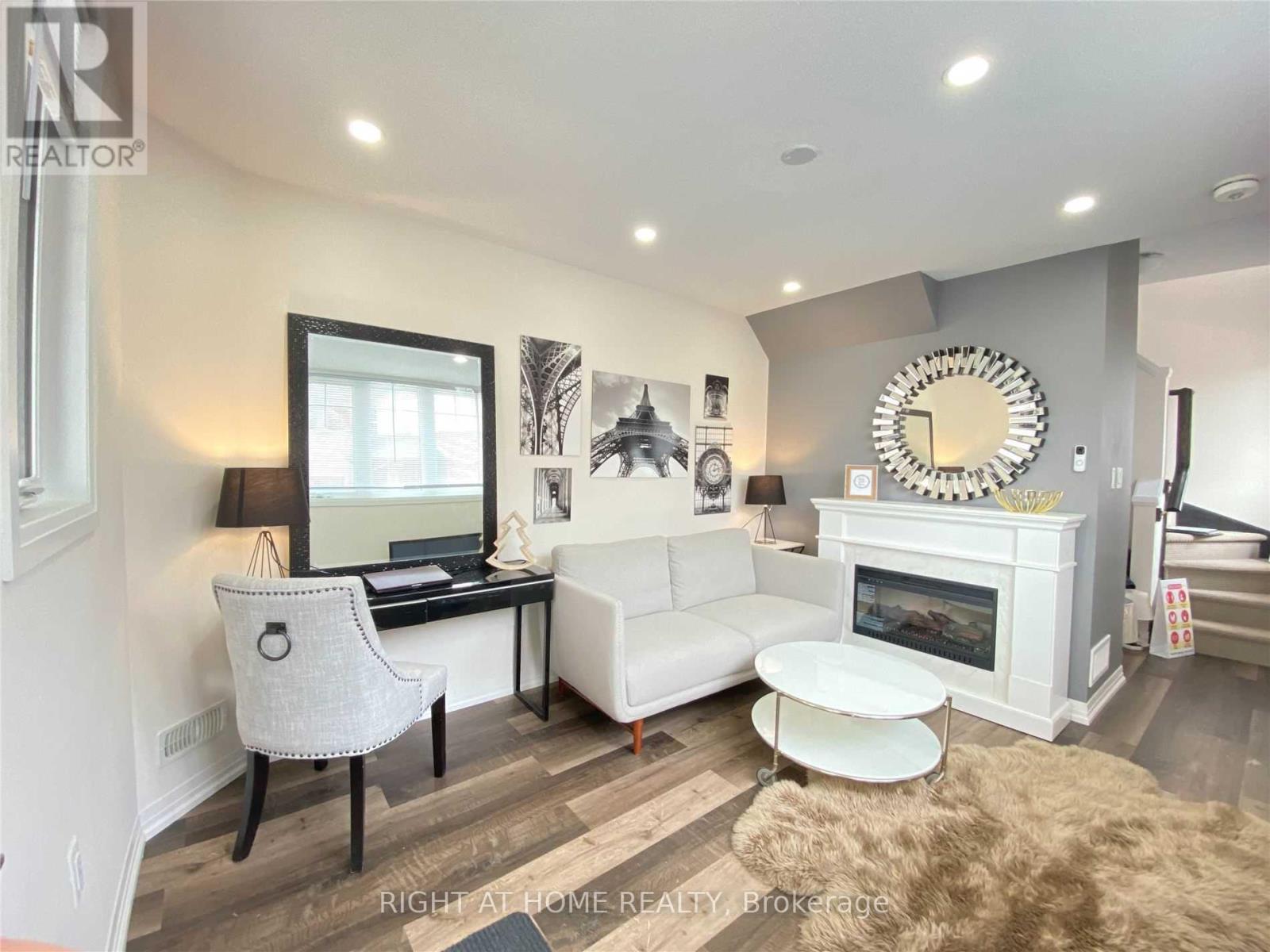 42 Farley Lane, Hamilton, Ontario  L9G 3K9 - Photo 4 - X12445574