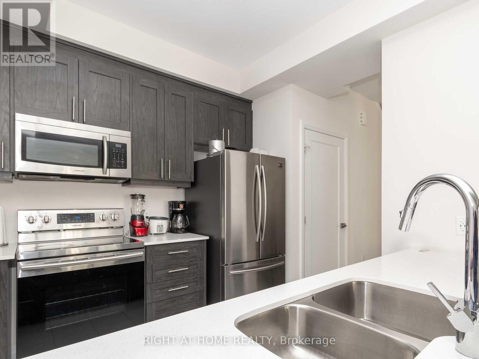 42 Farley Lane, Hamilton, Ontario  L9G 3K9 - Photo 5 - X12445574