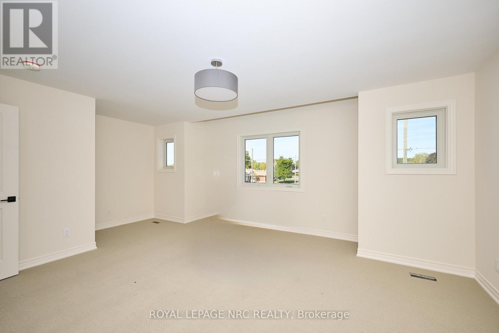 6668 Hawkins Street, Niagara Falls, Ontario  L2G 3B7 - Photo 13 - X12445576