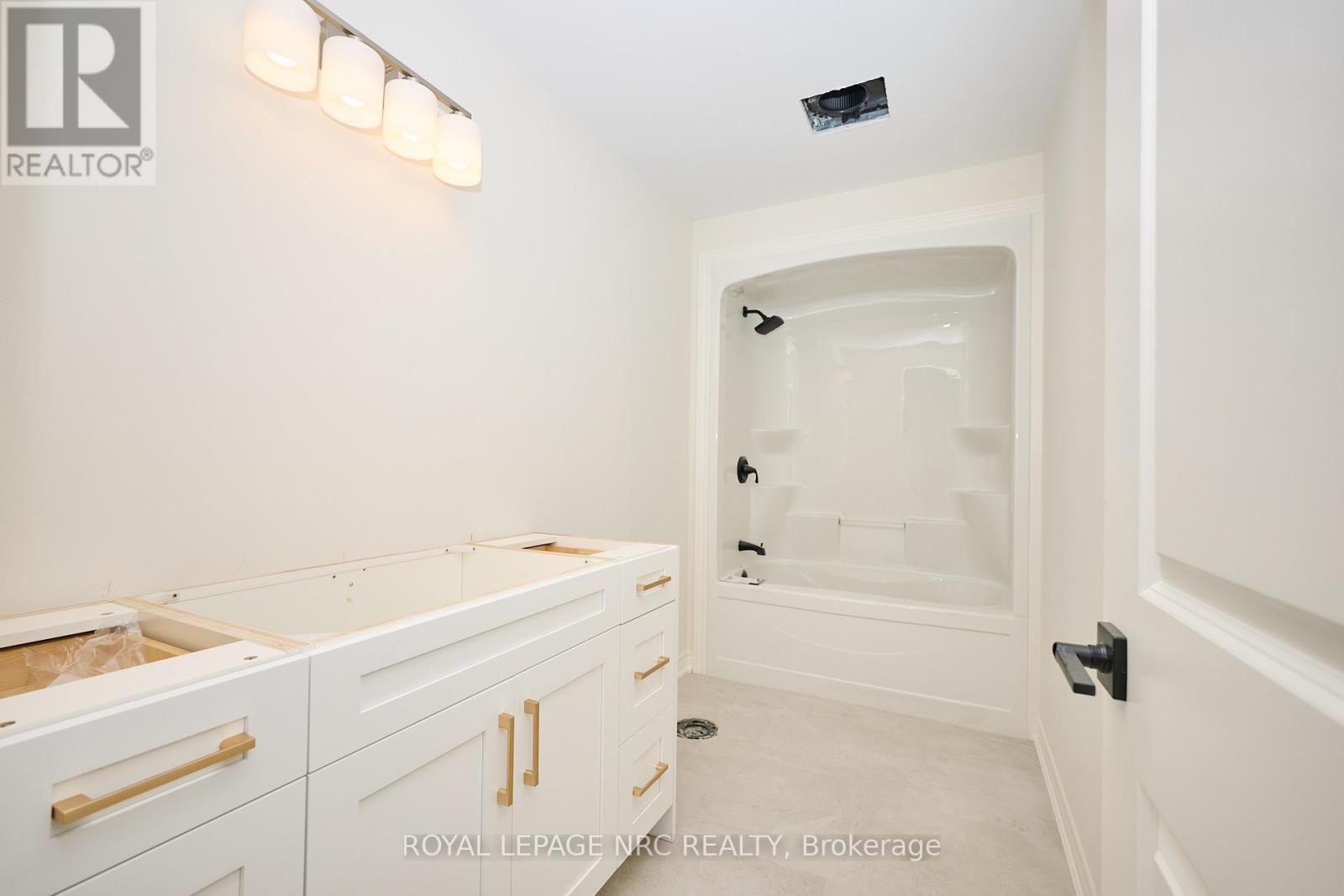 6668 Hawkins Street, Niagara Falls, Ontario  L2G 3B7 - Photo 16 - X12445576