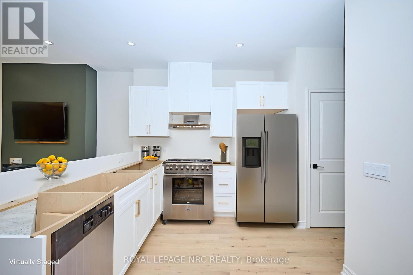 6668 Hawkins Street, Niagara Falls, Ontario  L2G 3B7 - Photo 4 - X12445576