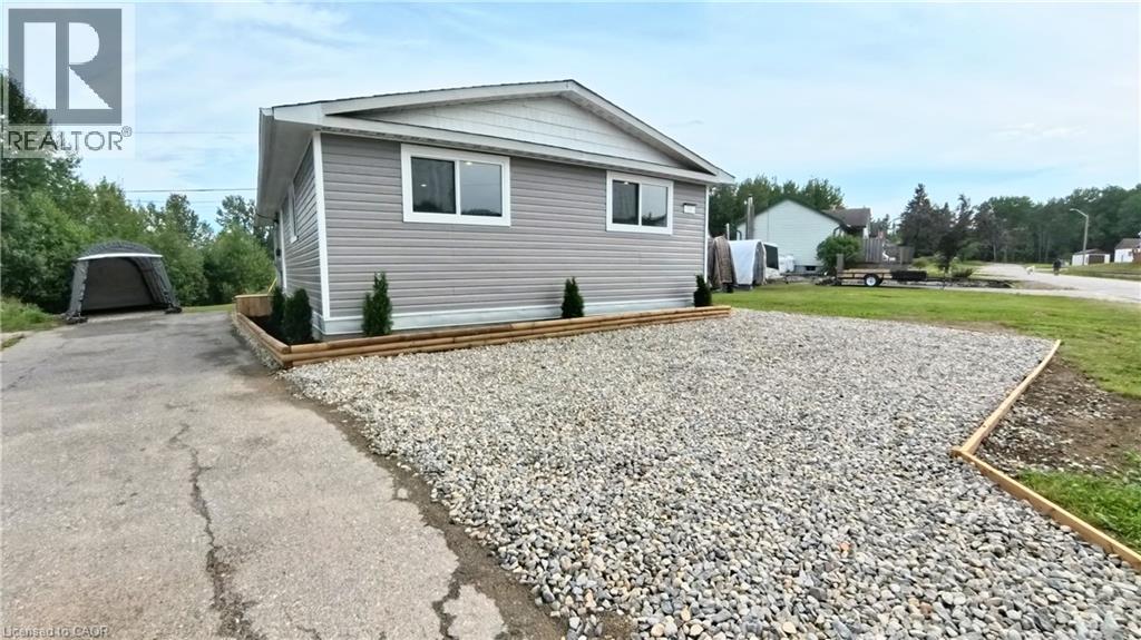 16 Robin Avenue, Manitouwadge, Ontario  P0T 2C0 - Photo 2 - 40759823