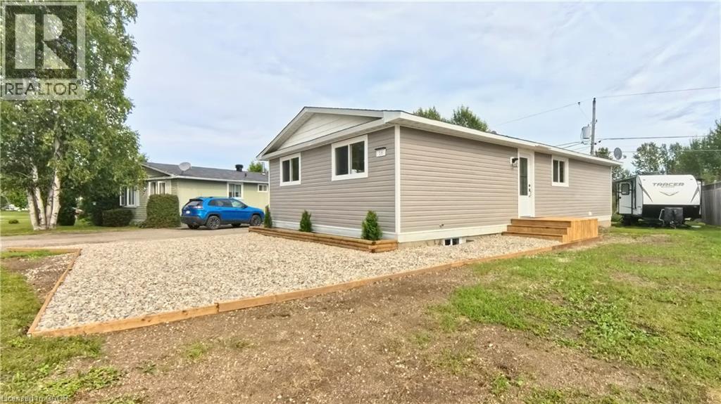 16 Robin Avenue, Manitouwadge, Ontario  P0T 2C0 - Photo 3 - 40759823
