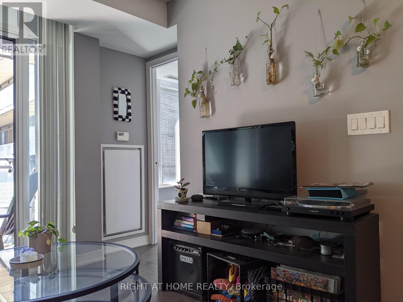 629 - 525 Adelaide Street W, Toronto, Ontario  M5V 0N7 - Photo 2 - C12445584