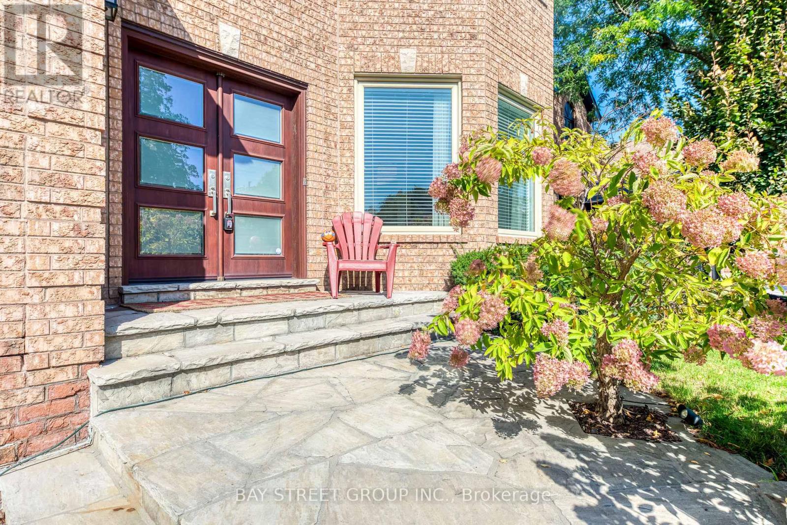 128 Beverley Glen Boulevard, Vaughan, Ontario  L4J 7V2 - Photo 2 - N12445598