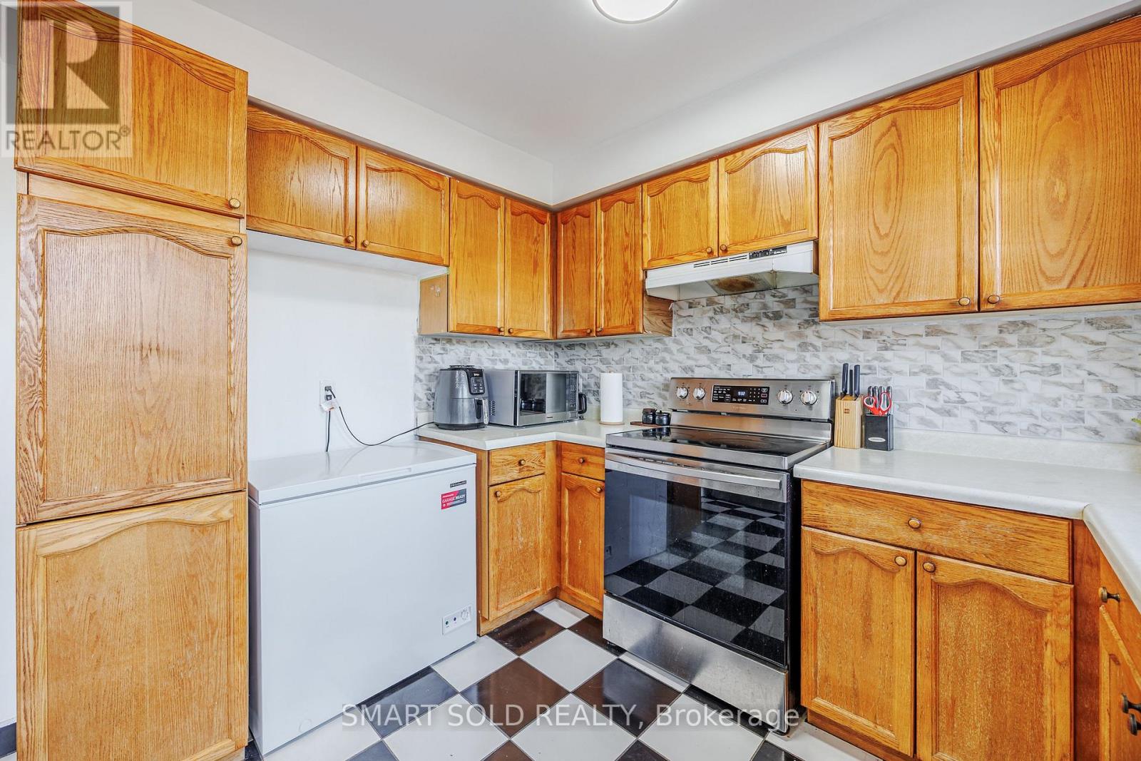 44 Hemlock Street, St. Catharines, Ontario  L2T 4B7 - Photo 6 - X12445592