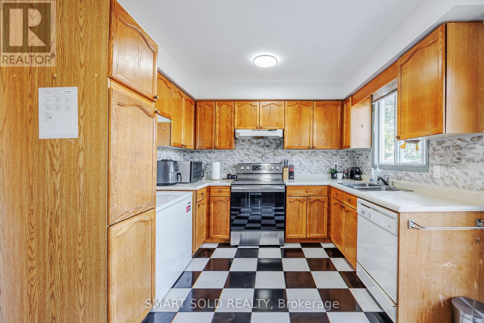 44 Hemlock Street, St. Catharines, Ontario  L2T 4B7 - Photo 7 - X12445592