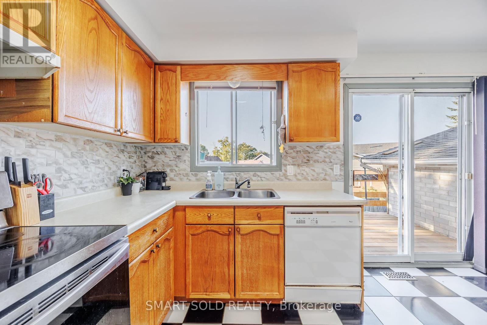 44 Hemlock Street, St. Catharines, Ontario  L2T 4B7 - Photo 8 - X12445592