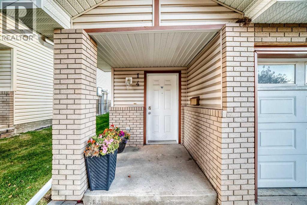 14 Dover Mews Se, Calgary, Alberta  T2B 0B6 - Photo 2 - A2257056