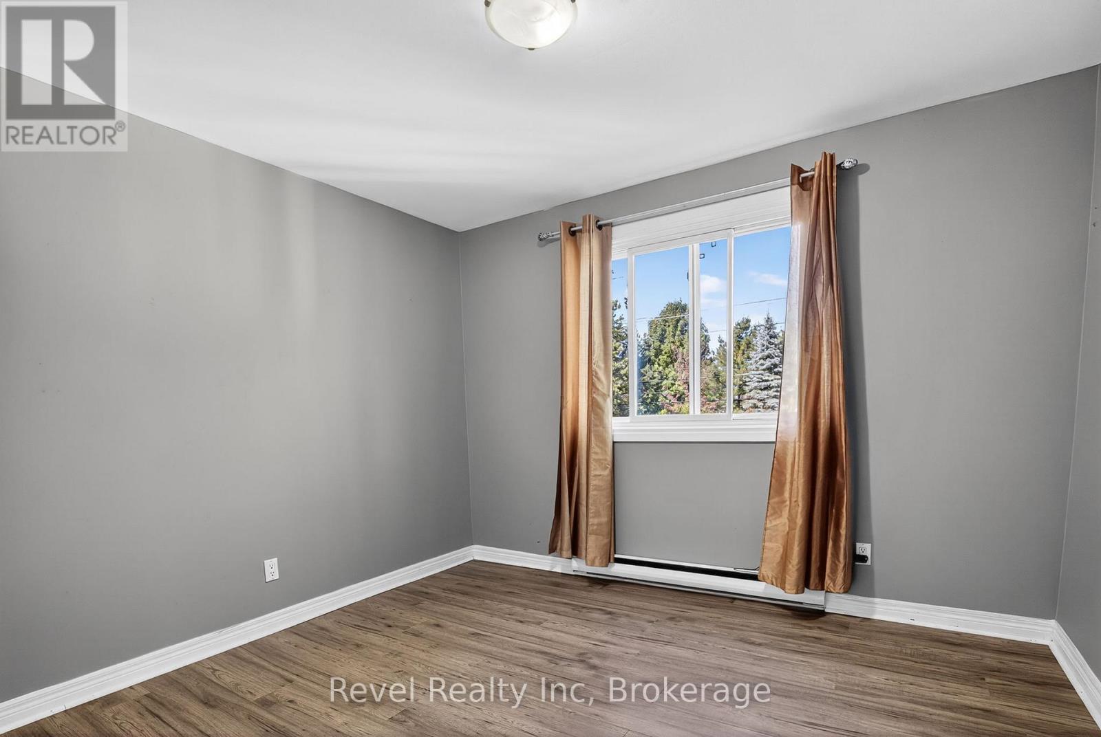 203 Knox Road W, Wasaga Beach, Ontario  L9Z 2A7 - Photo 11 - S12445625