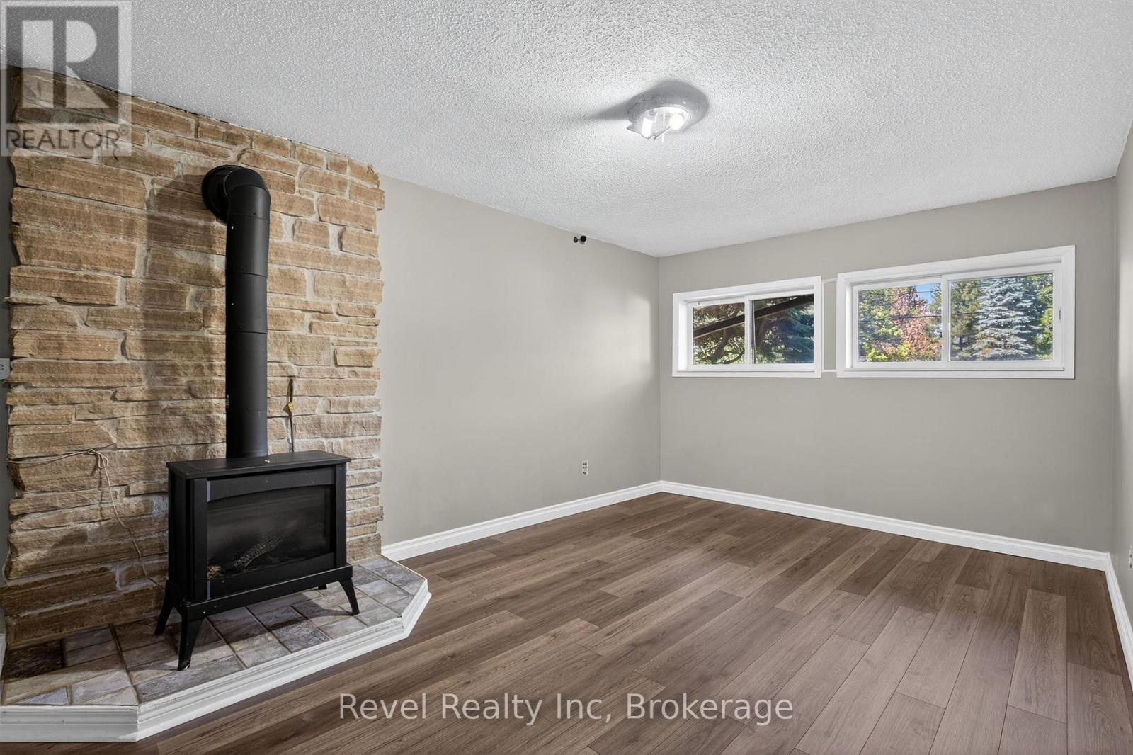 203 Knox Road W, Wasaga Beach, Ontario  L9Z 2A7 - Photo 13 - S12445625