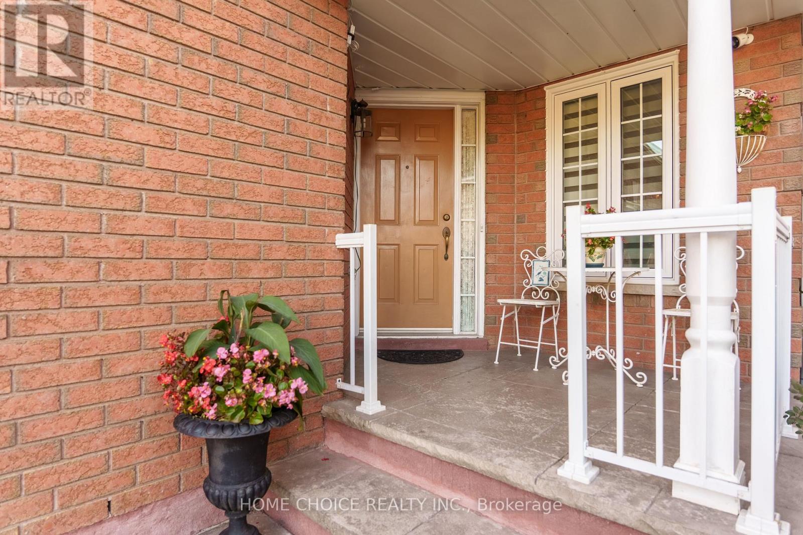 914 Applecroft Circle, Mississauga, Ontario  L5V 2A7 - Photo 4 - W12445611