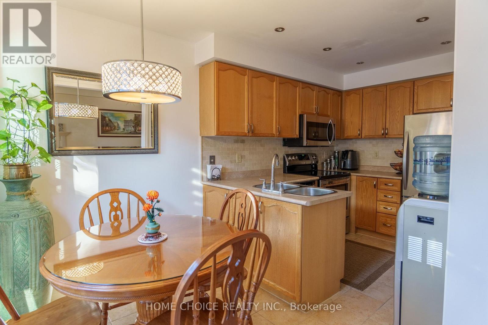 914 Applecroft Circle, Mississauga, Ontario  L5V 2A7 - Photo 9 - W12445611