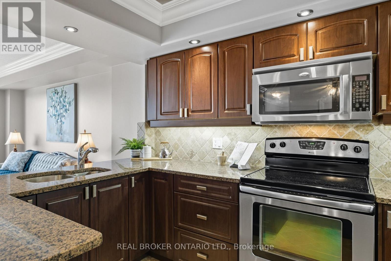 907 - 158c Mcarthur Avenue, Ottawa, Ontario  K1L 8E7 - Photo 12 - X12445612