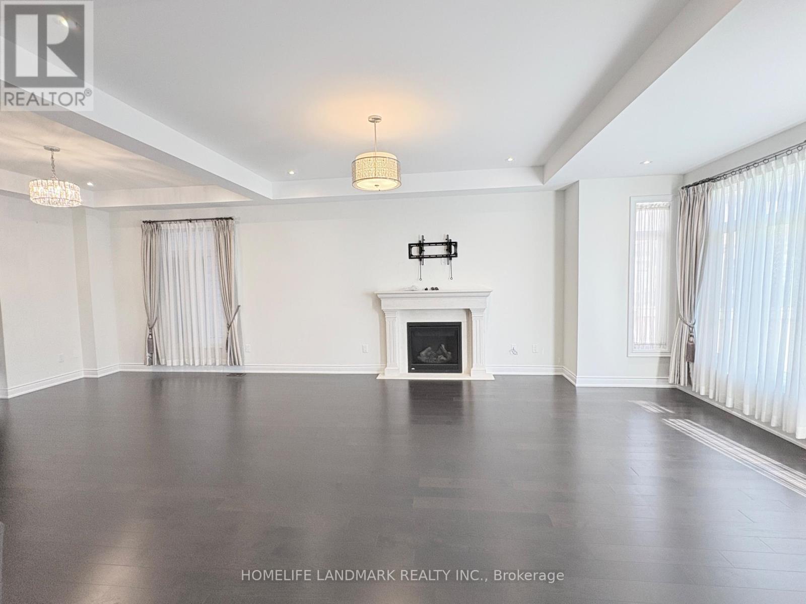 96 Threshing Mill Boulevard, Oakville, Ontario  L6H 7C5 - Photo 2 - W12406795