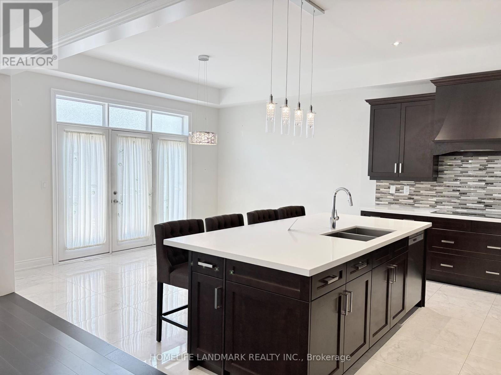 96 Threshing Mill Boulevard, Oakville, Ontario  L6H 7C5 - Photo 4 - W12406795
