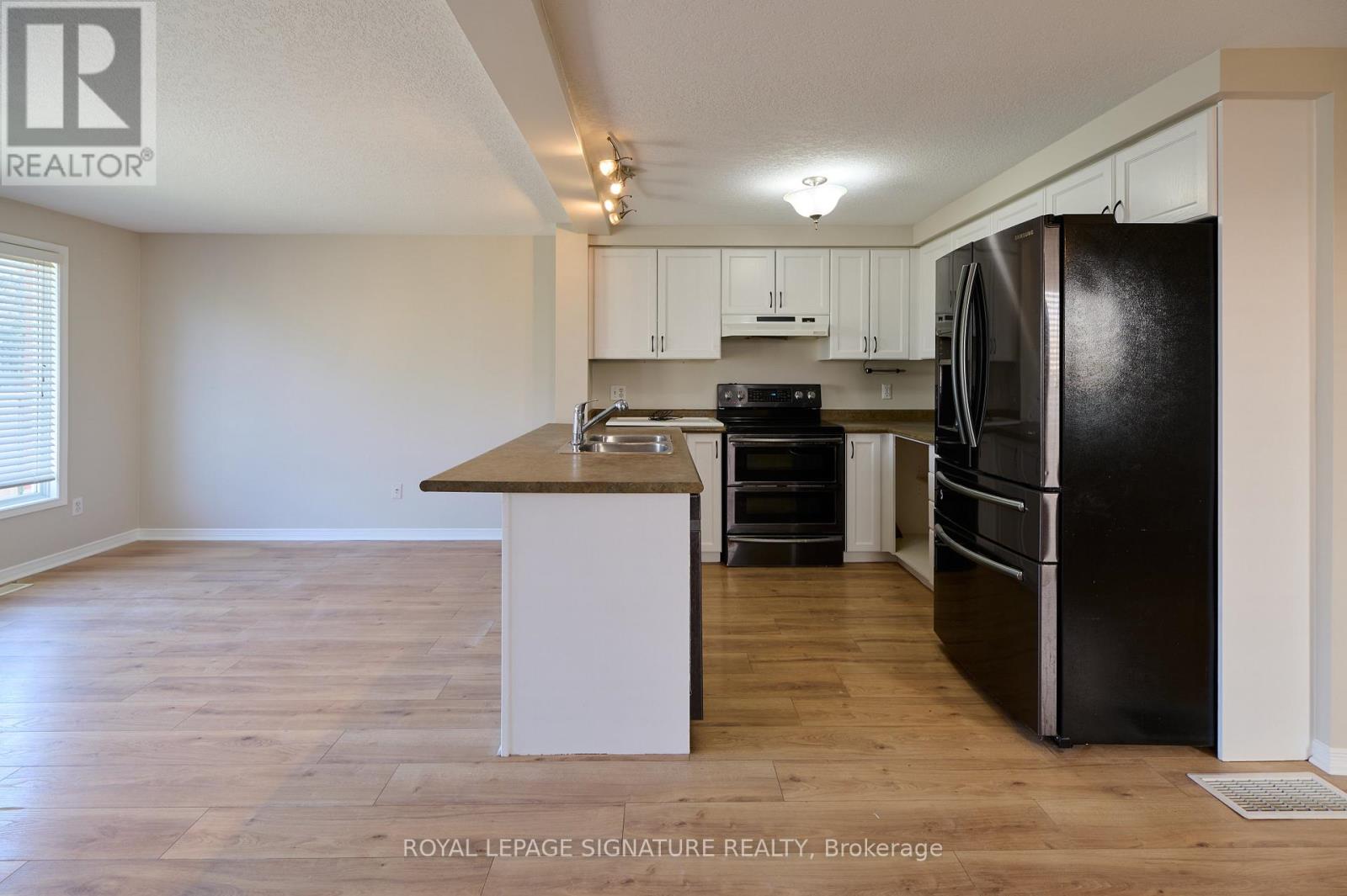 16 Chantilly Street, Kitchener, Ontario  N2R 1V6 - Photo 9 - X12293422