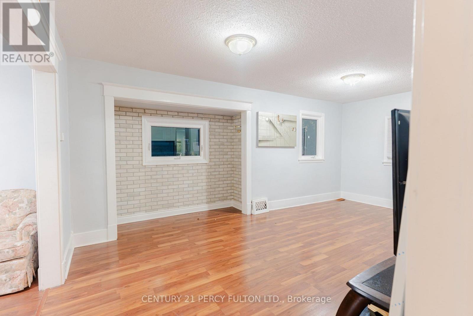 4533 Sixth Avenue, Niagara Falls, Ontario  L2E 4T2 - Photo 11 - X12435727