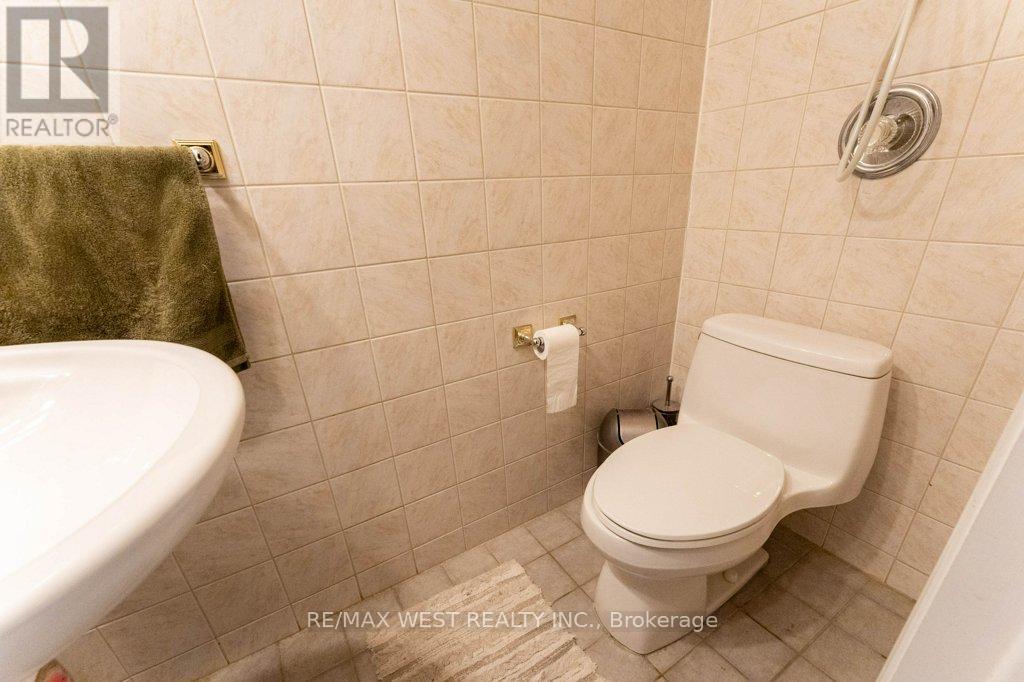 23 Clinton Street, Toronto, Ontario  M6J 2N6 - Photo 11 - C12445424