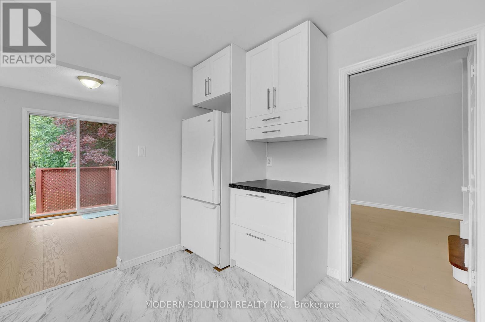 370a Churchill Court, Waterloo, Ontario  N2L 6B4 - Photo 10 - X12445642
