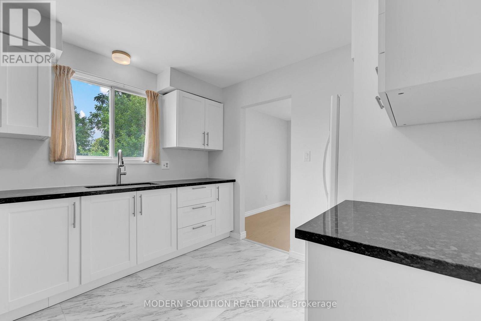 370a Churchill Court, Waterloo, Ontario  N2L 6B4 - Photo 11 - X12445642