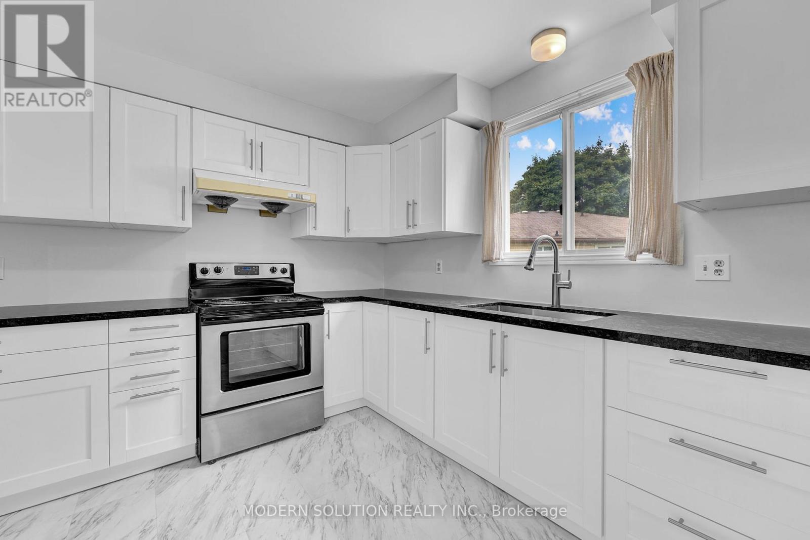 370a Churchill Court, Waterloo, Ontario  N2L 6B4 - Photo 12 - X12445642