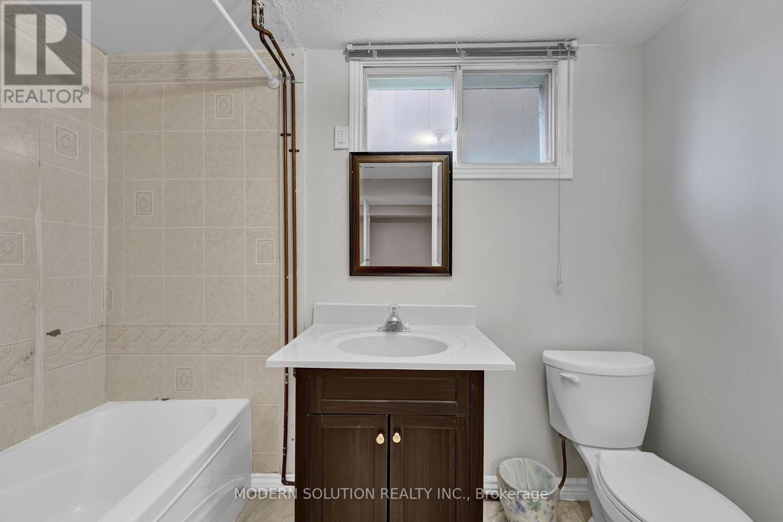 370a Churchill Court, Waterloo, Ontario  N2L 6B4 - Photo 22 - X12445642