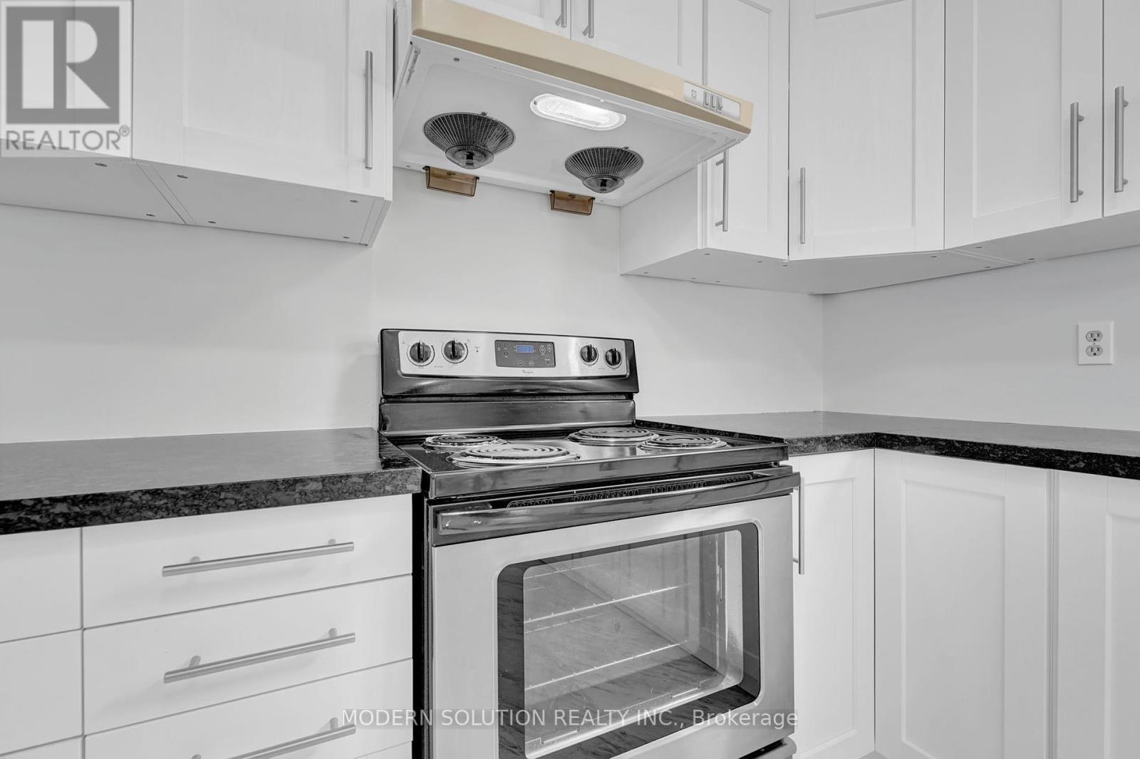 370a Churchill Court, Waterloo, Ontario  N2L 6B4 - Photo 33 - X12445642