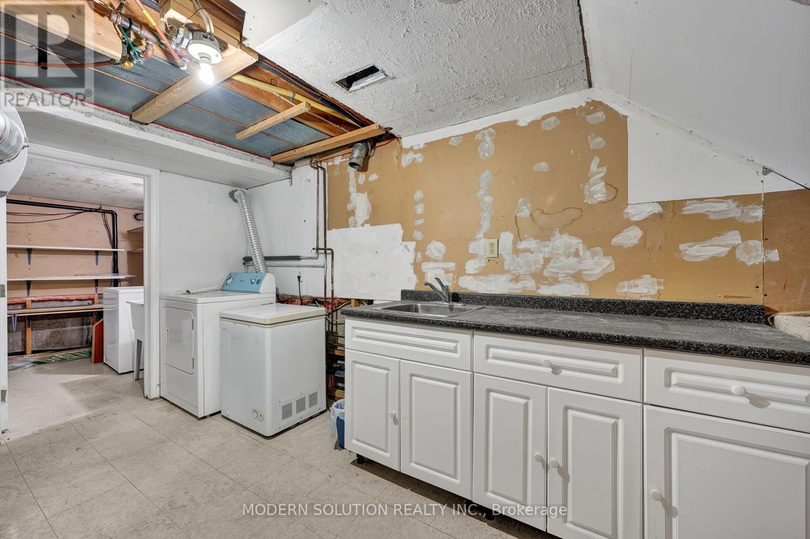 370a Churchill Court, Waterloo, Ontario  N2L 6B4 - Photo 35 - X12445642