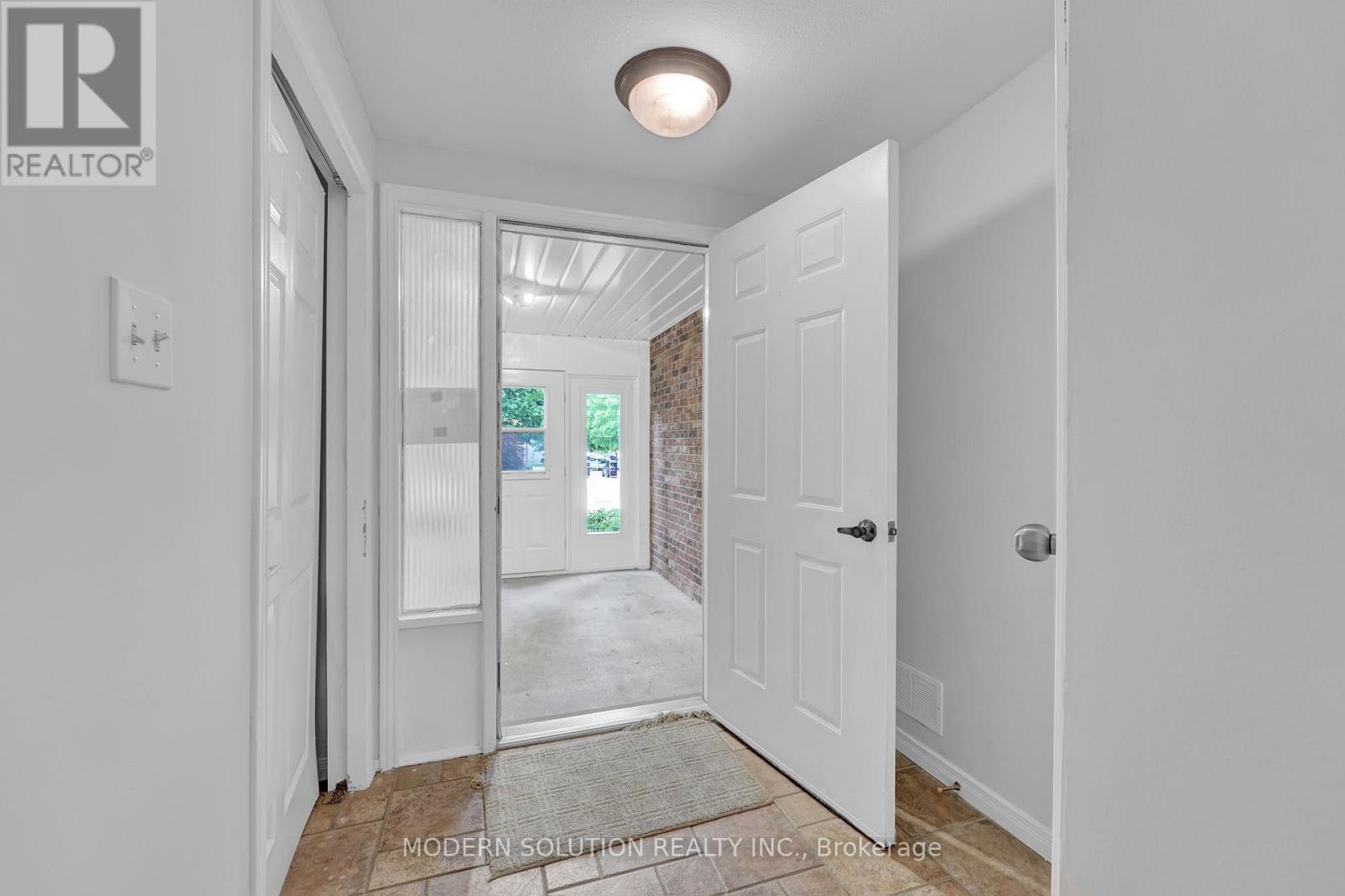 370a Churchill Court, Waterloo, Ontario  N2L 6B4 - Photo 6 - X12445642