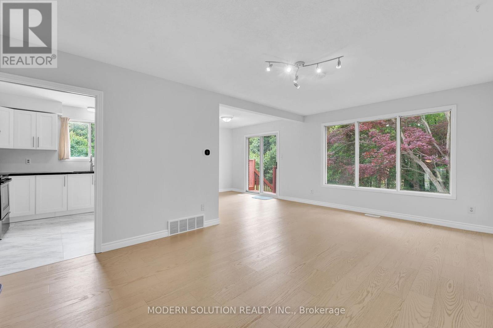 370a Churchill Court, Waterloo, Ontario  N2L 6B4 - Photo 7 - X12445642