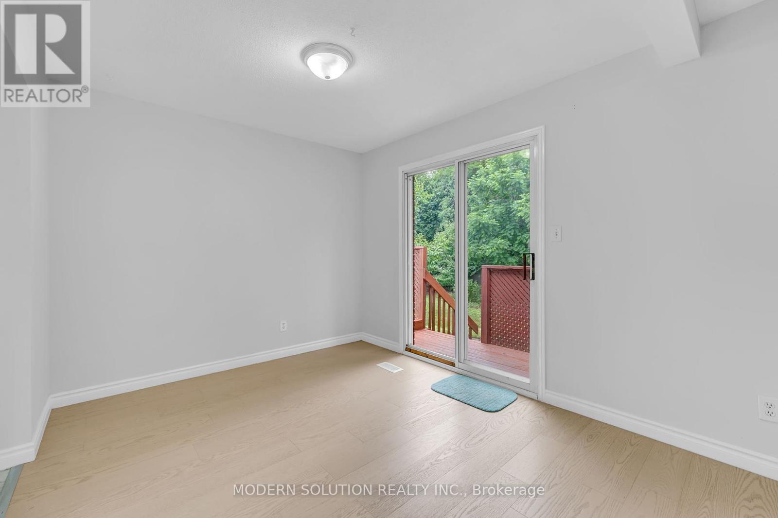 370a Churchill Court, Waterloo, Ontario  N2L 6B4 - Photo 9 - X12445642