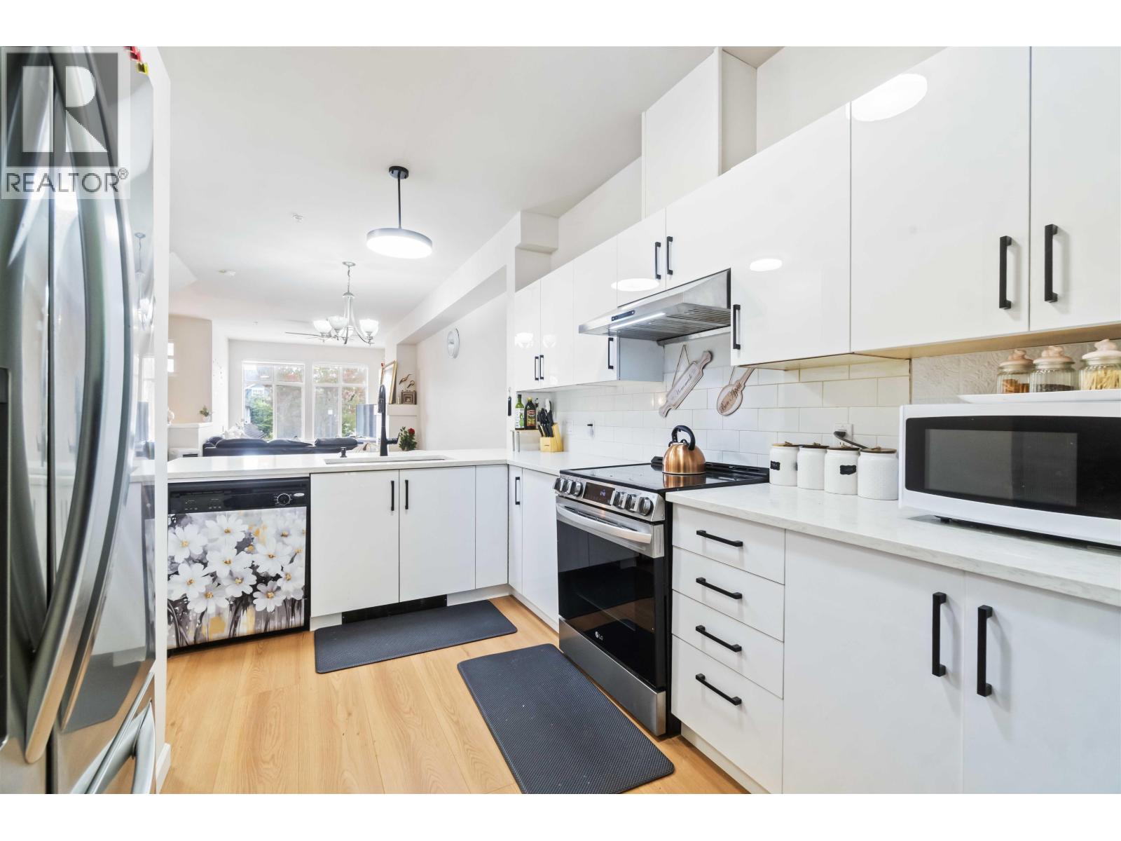 8 935 Ewen Avenue, New Westminster, British Columbia  V3M 0A1 - Photo 1 - R3054458