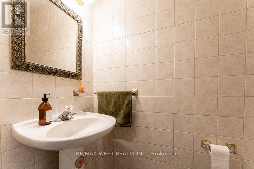 23 Clinton Street, Toronto, Ontario  M6J 2N6 - Photo 10 - C12445416