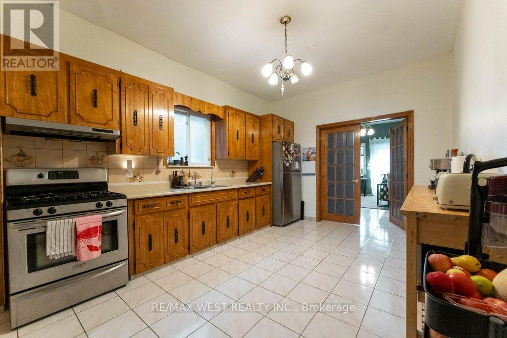 23 Clinton Street, Toronto, Ontario  M6J 2N6 - Photo 9 - C12445416