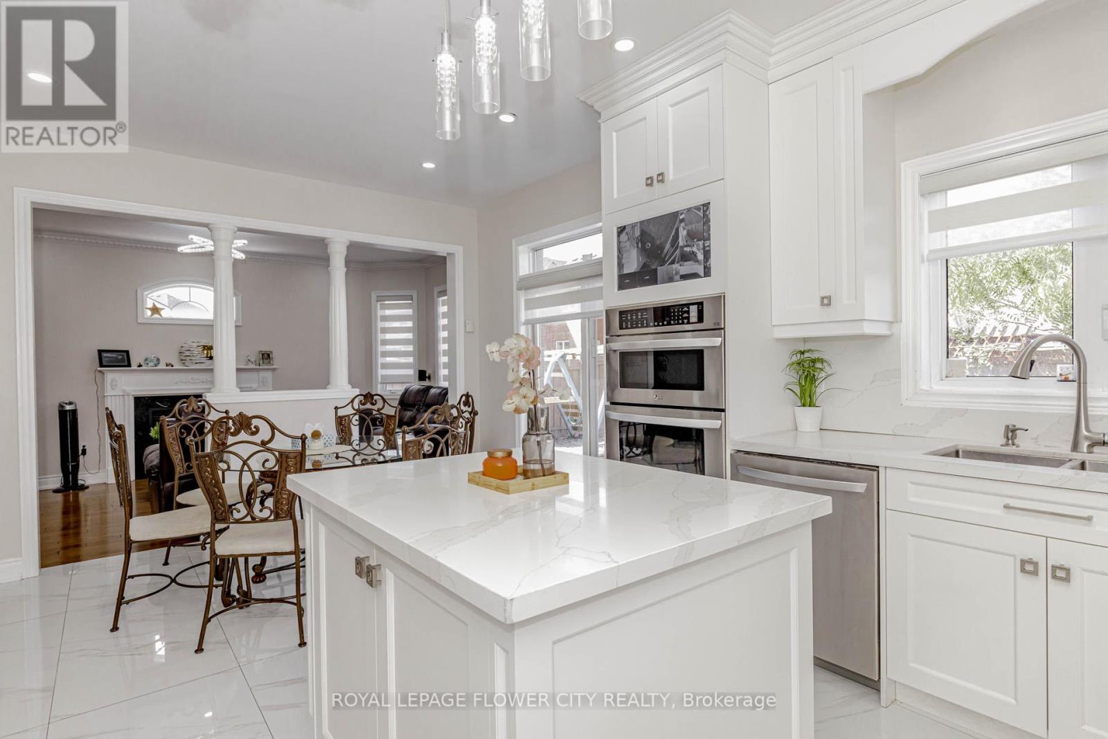 12 Fieldview Drive, Brampton, Ontario  L6P 2X7 - Photo 18 - W12436583