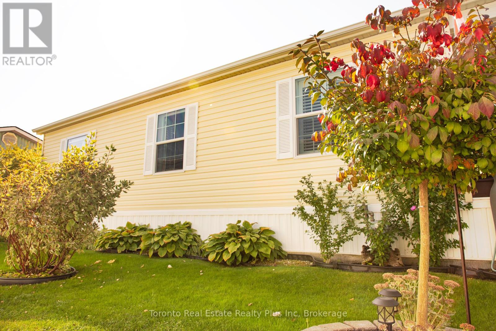 206 - 3033 Townline Road, Fort Erie (Black Creek), Ontario  L0S 1S0 - Photo 2 - X12445658