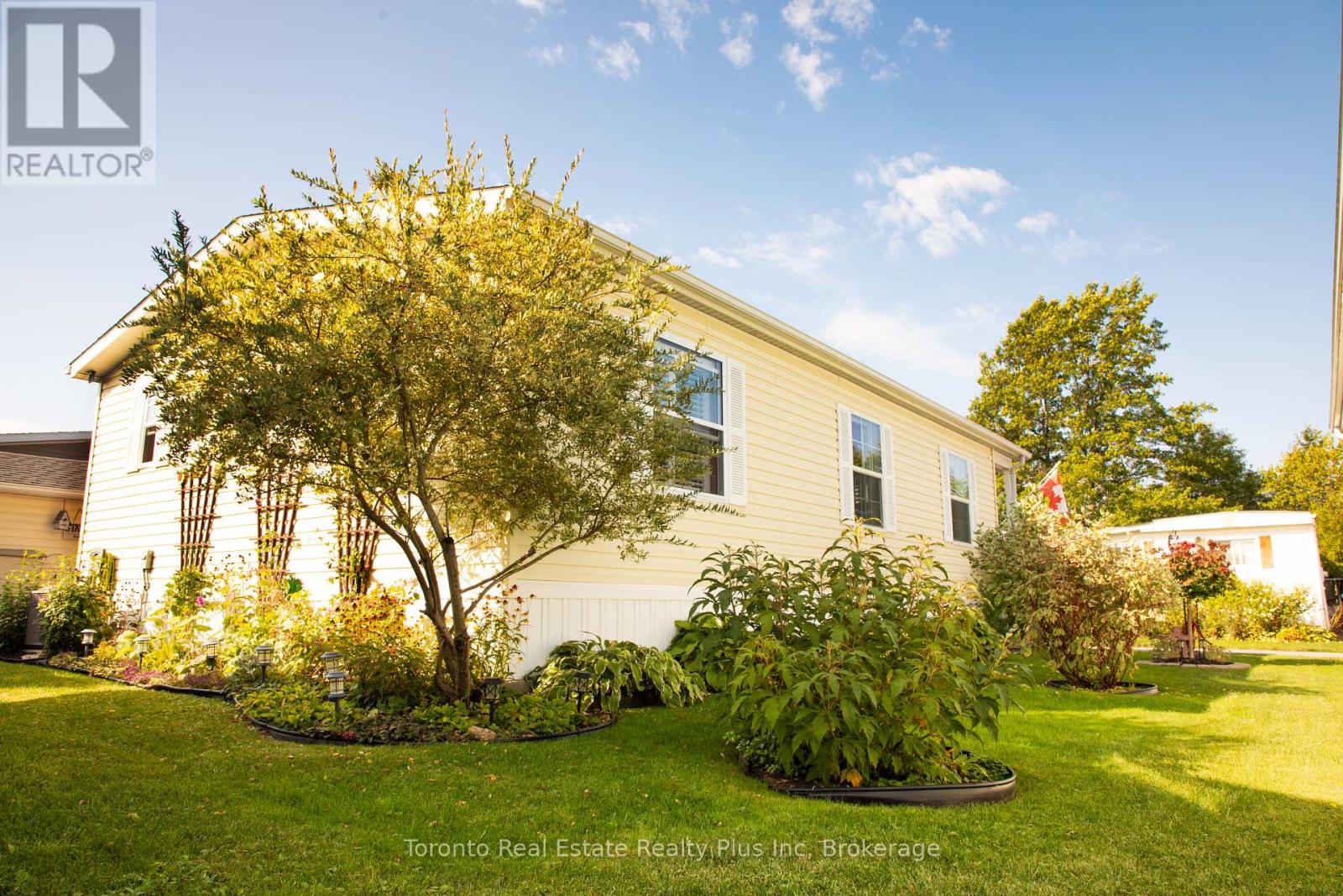 206 - 3033 Townline Road, Fort Erie (Black Creek), Ontario  L0S 1S0 - Photo 3 - X12445658