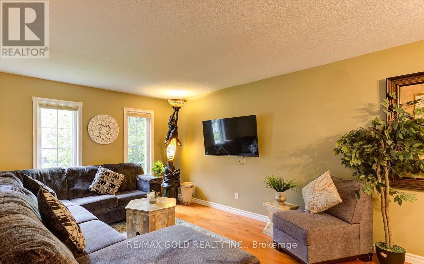 39 Downer Crescent, Wasaga Beach, Ontario  L9Z 1C3 - Photo 4 - S12445675