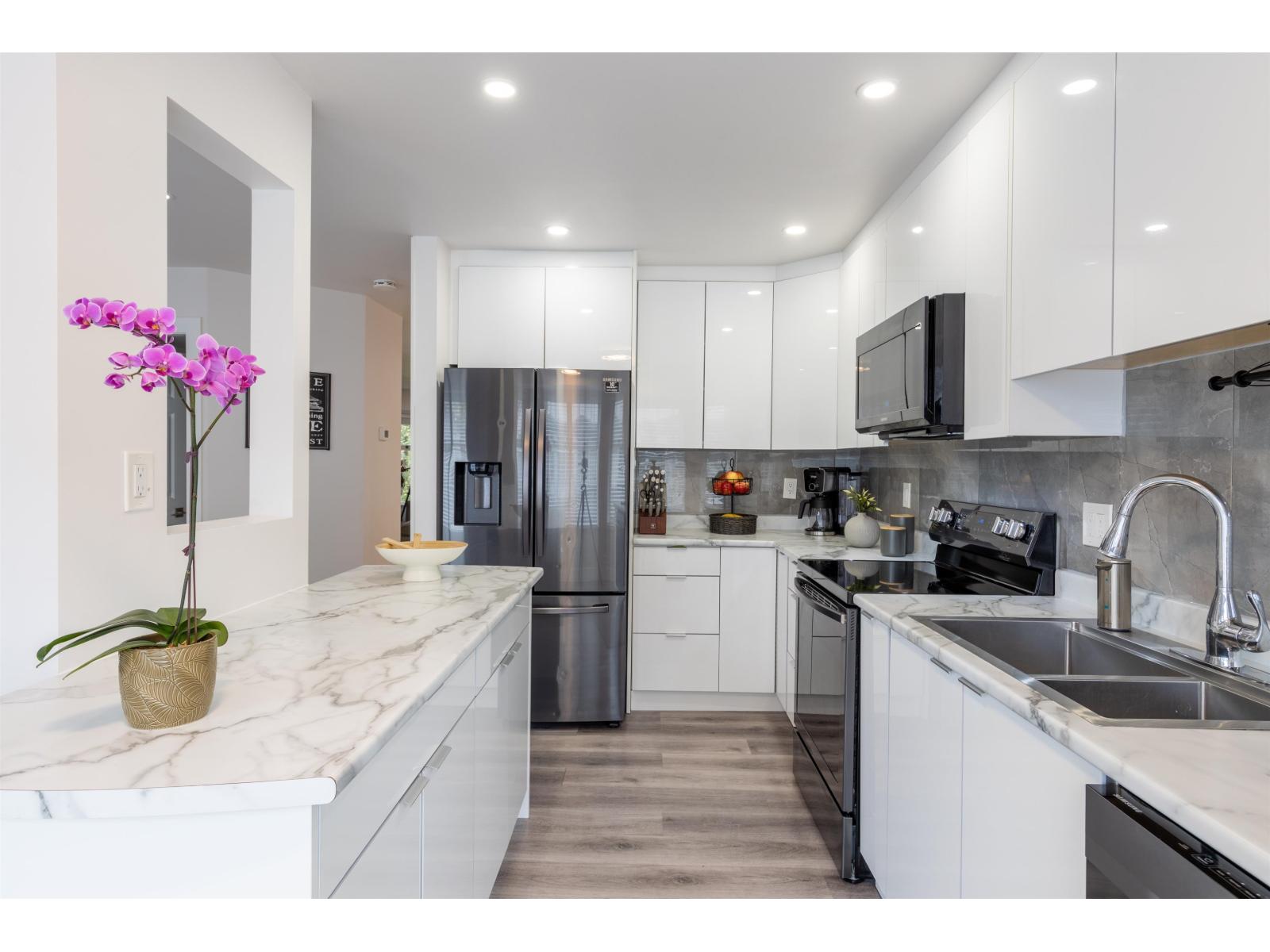 118 8060 121a Street, Surrey, British Columbia  V3W 0S5 - Photo 2 - R3055174