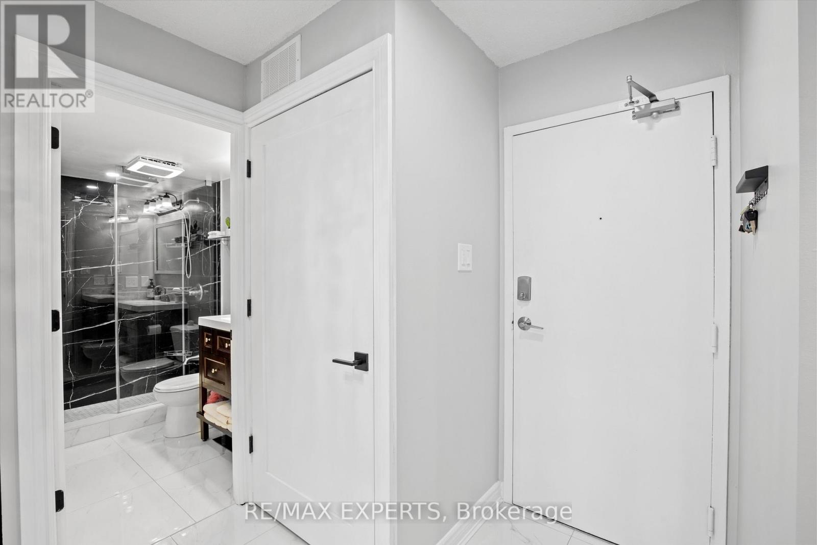 610 - 300 Webb Drive, Mississauga (City Centre), Ontario  L5B 3W3 - Photo 4 - W12445667