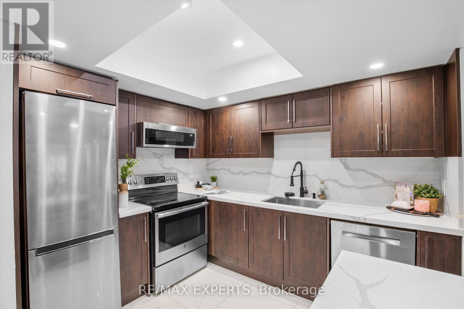 610 - 300 Webb Drive, Mississauga (City Centre), Ontario  L5B 3W3 - Photo 5 - W12445667