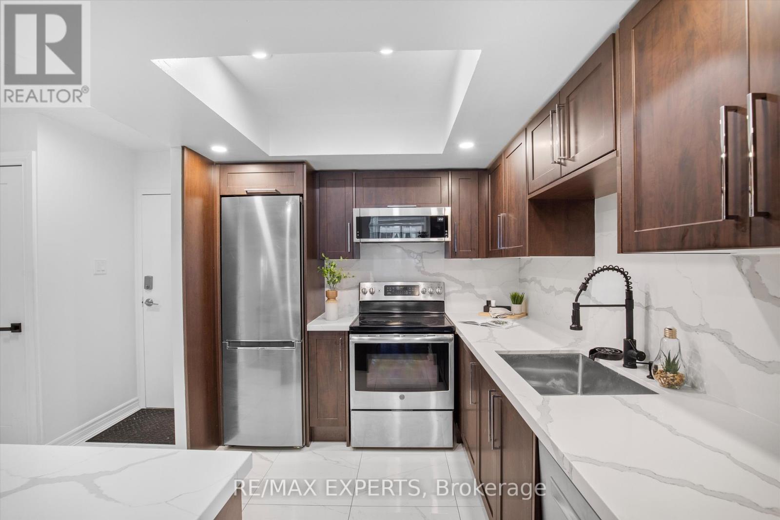 610 - 300 Webb Drive, Mississauga (City Centre), Ontario  L5B 3W3 - Photo 6 - W12445667